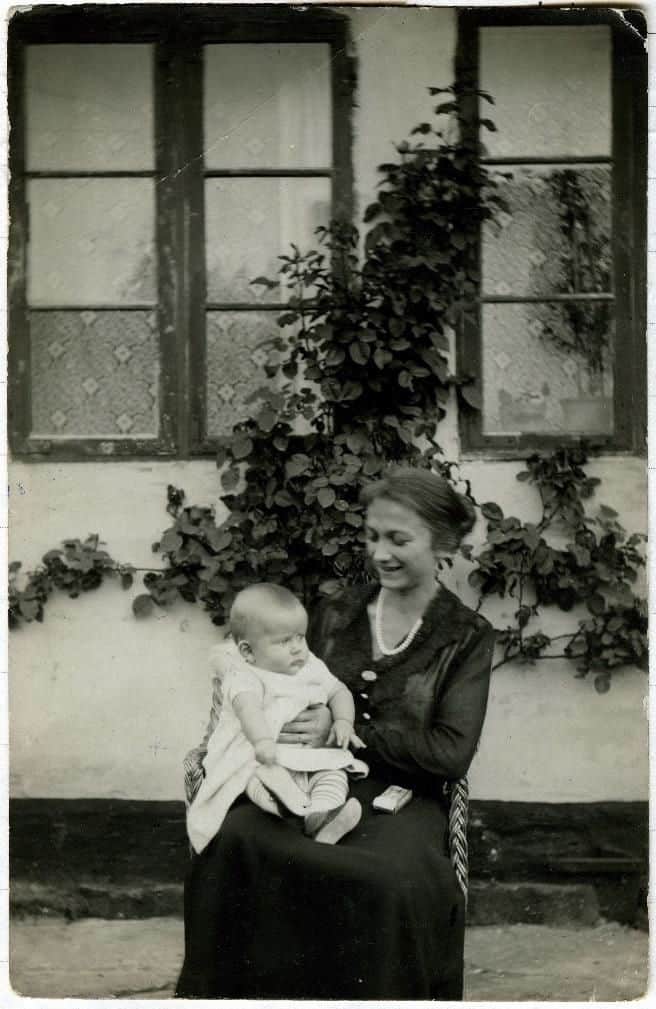Børge Rasmussen med sin mor Anna Louise, ca. 1920
