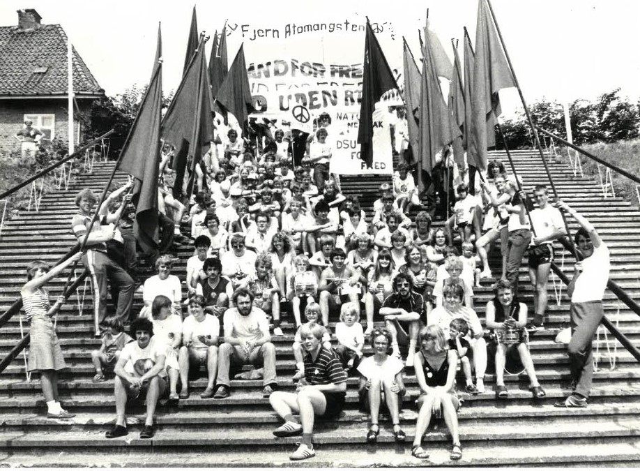 DsU`ere med stormfaner på sommerlejren i 1983