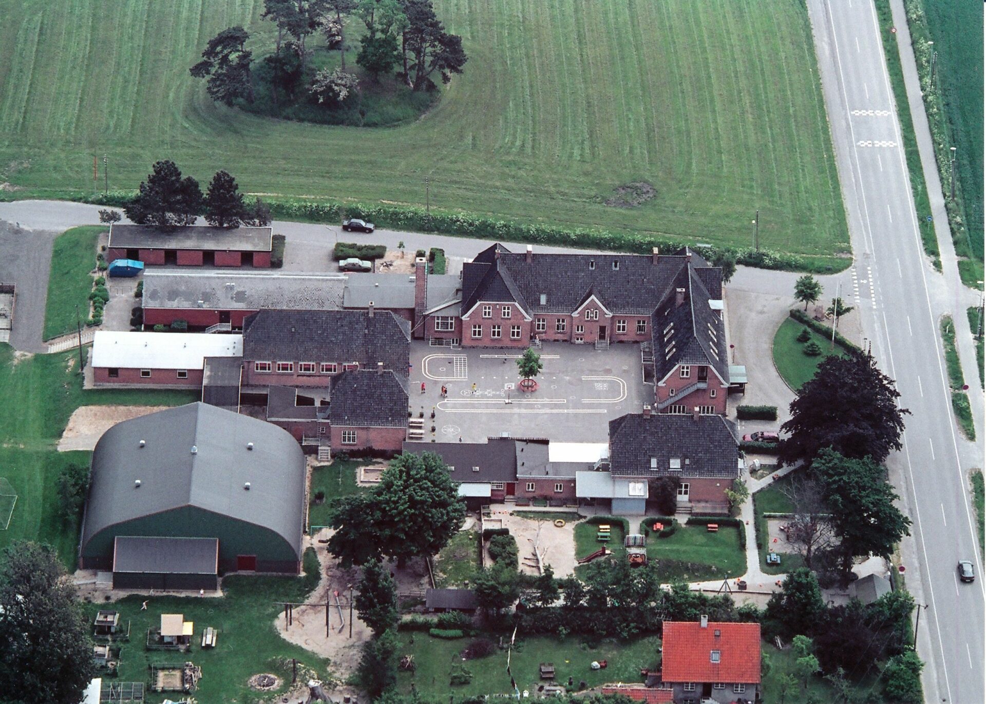 Luftfoto af Bandholm skole 2003