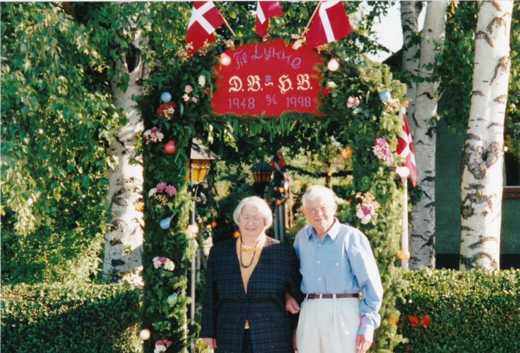 Ditte og Helge foran æresporten ved deres guldbryllup i 1998