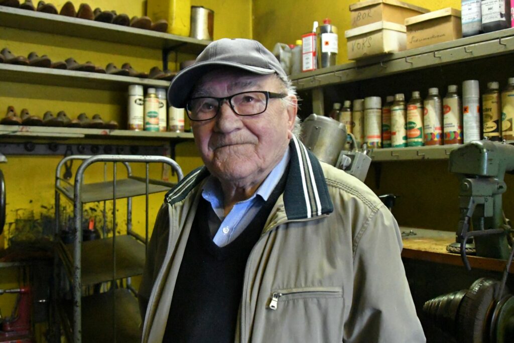 Skomagermester Valdemar Johannes Ledam i sit skomagerværksted