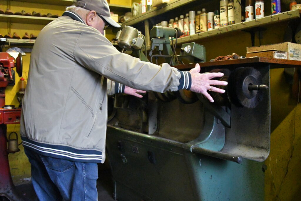 Skomagermester Valdemar Johannes Ledam forklarer bruger af den brede pudsemaskine med 4 elmotorer