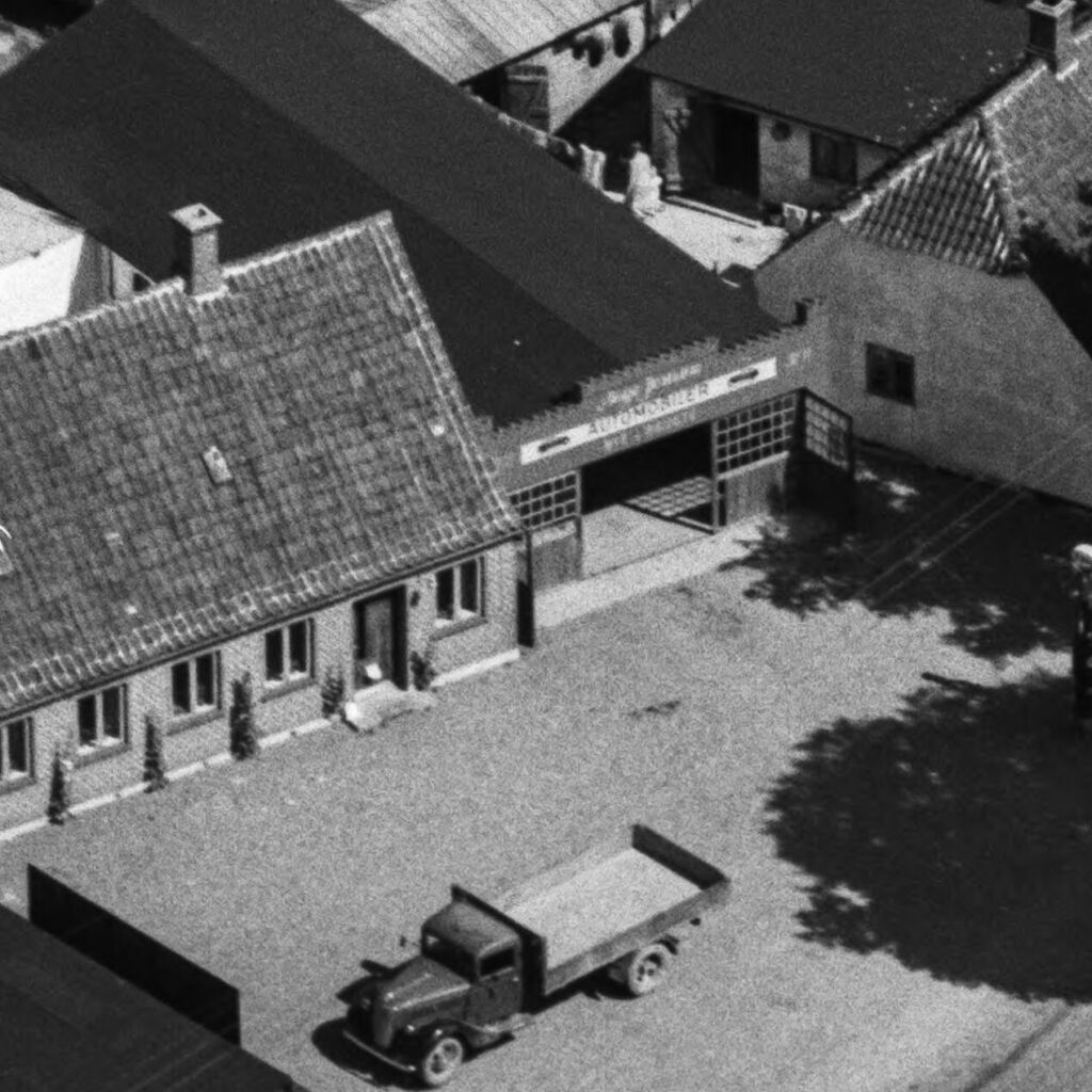 Luftfoto fra 1959 af Hardenbergs Autoværksted, Rødbyvej 80, Hillested, 4930 Maribo.