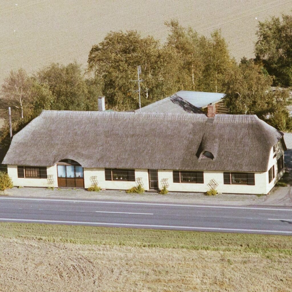 Luftfoto fra 1991 af Hillested kro, Rødbyvej 91, 4930 Maribo.
