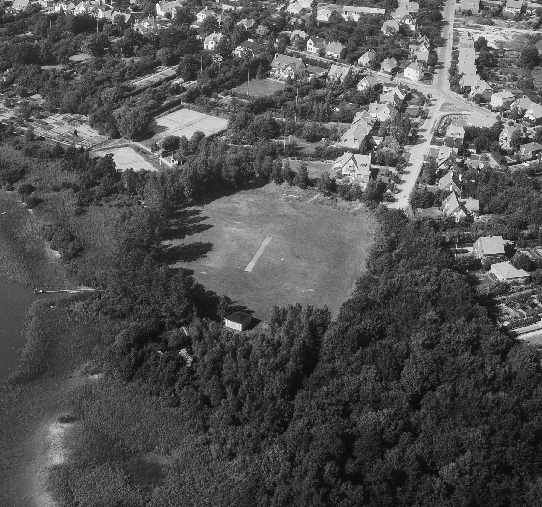Luftfoto af Trekant-banen i Maribo 1956. Sylvest Jensen, Det kgl. Bibliotek.