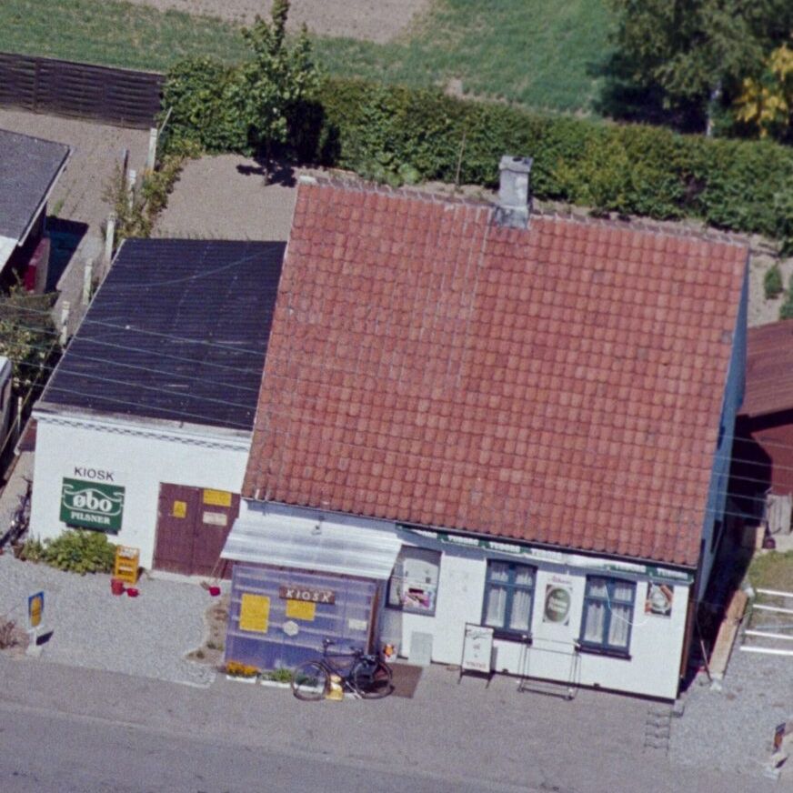 Luftfoto fra 1989 af købmand L. G. Andersens butik, Rødbyvej 70, Hillested, 4930 Maribo.