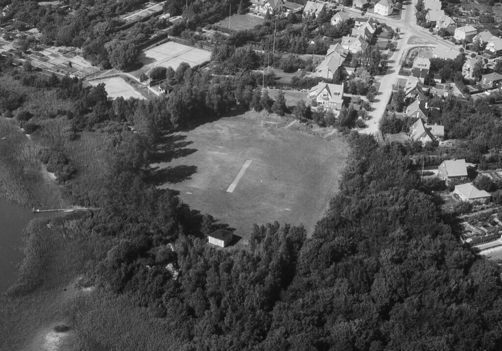 Luftfoto af Trekant-banen i Maribo 1956. Sylvest Jensen, Det kgl. Bibliotek.