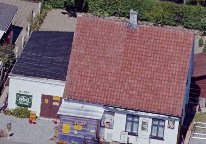 Luftfoto fra 1989 af købmand L. G. Andersens butik, Rødbyvej 70, Hillested, 4930 Maribo.